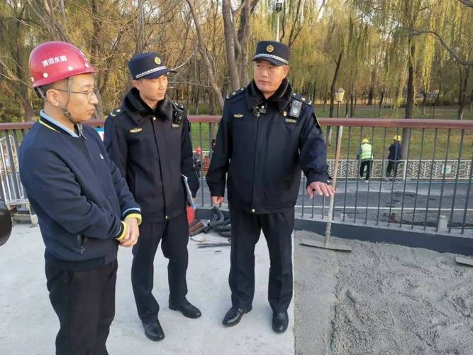 北京海淀城管元旦前夕加强商圈执法检查 确保市民安全过节
