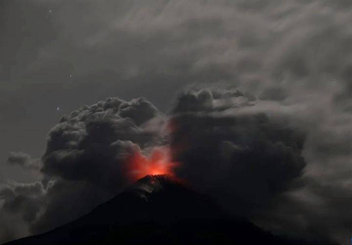 印尼杜科诺火山喷发 火山灰柱达1500米_1