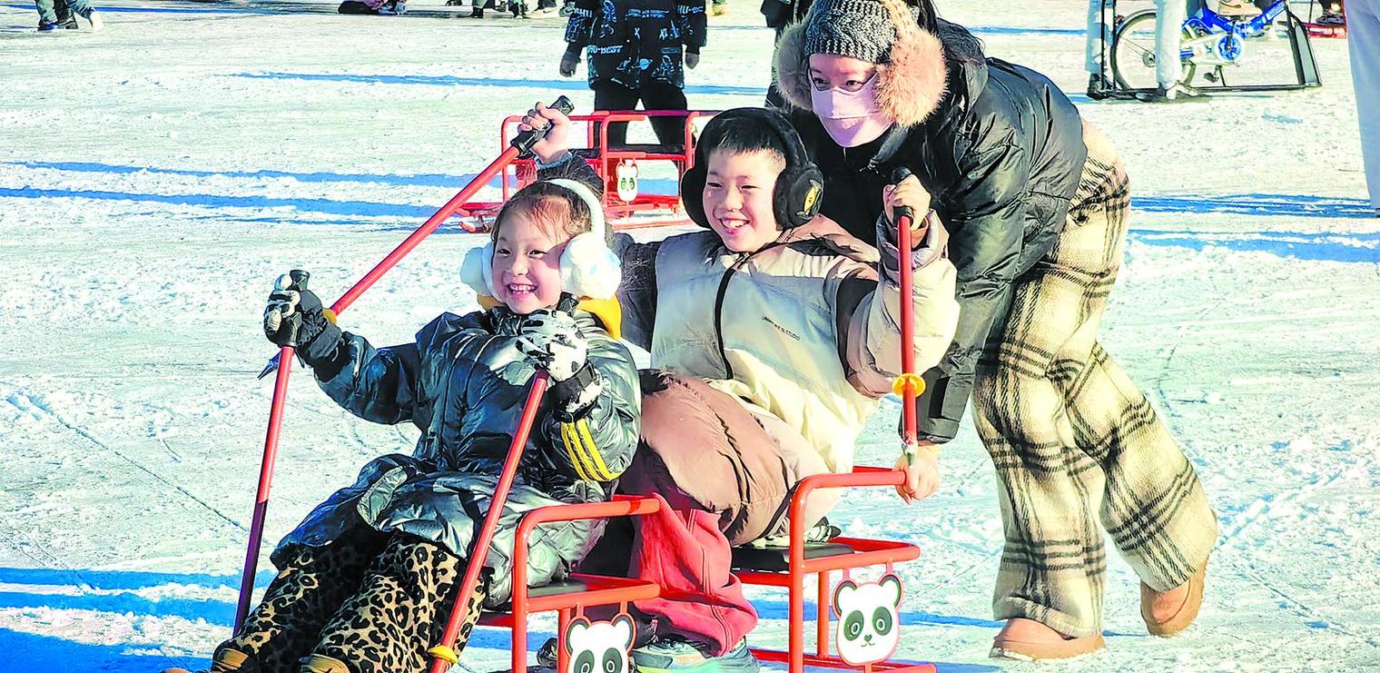 「新春走基层」青海玉树:家门口“玩冰嬉雪”