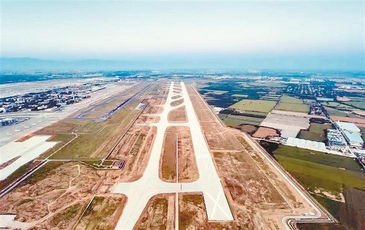 西安咸阳机场三期扩建工程首条新建跑道完成飞行校验