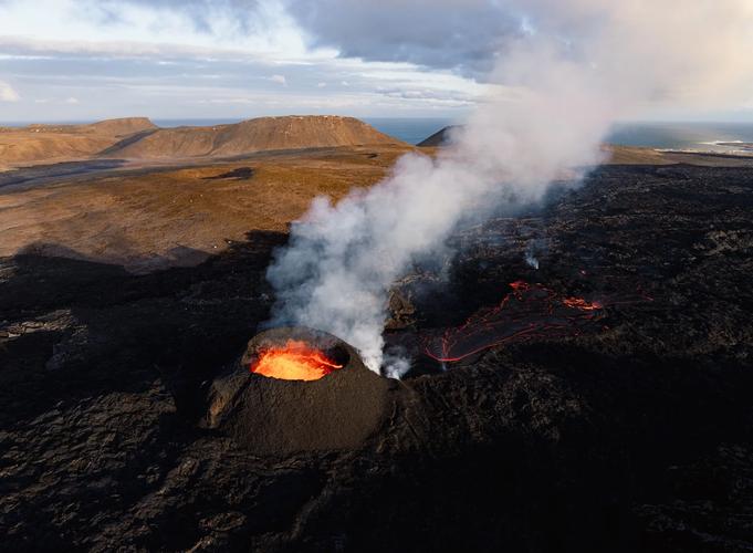 冰岛西南部再次发生火山喷发