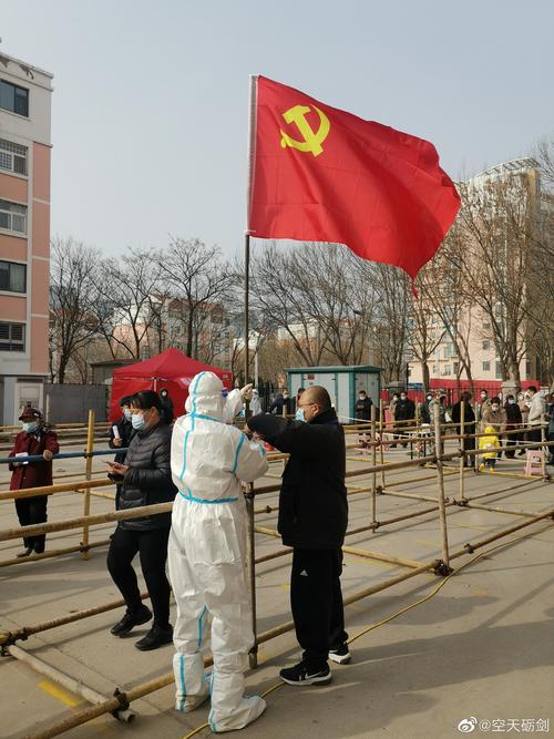 “守护群众的健康安全,我们义不容辞”(党旗在基层一线高高飘扬)
