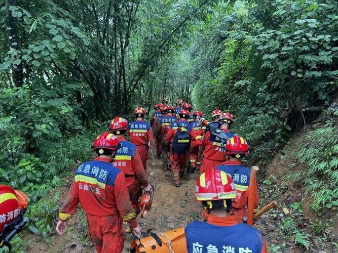 云南河口一加油站背后突发山体滑坡,致2死1伤