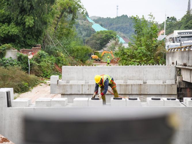 成南高速扩容工程淮口互通进入路面施工阶段