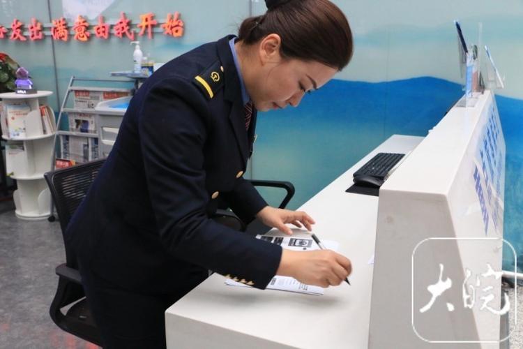 用心用情,她在车站为老年旅客打通“最后一公里”