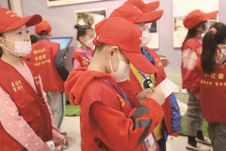 指尖传承红色基因 海南省史志馆开展非遗剪纸亲子活动