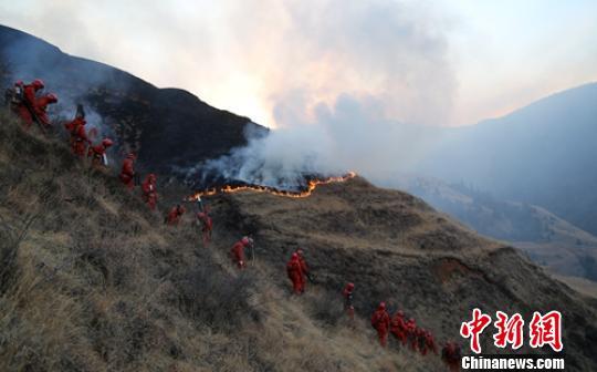 四川甘孜州雅江森林火灾扑救工作正在紧张进行 无人员伤亡