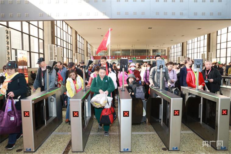 国铁集团郑州局开行今年首趟旅游专列 途经五省旅游城市
