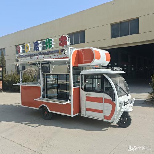 外媒记者广西“打卡”新能源汽车、“网红”小吃 感受中国发展